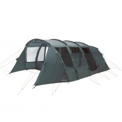Easy Camp Sola 6 is een ruime familietent met twee leefruimtes en twee verduisterde slaapkamers.